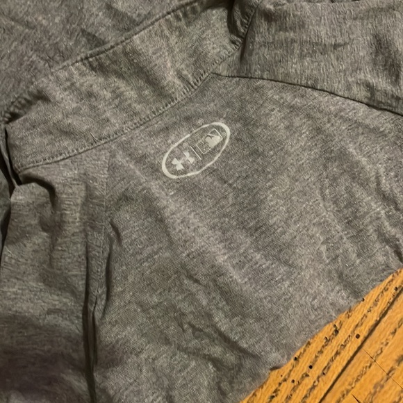 Under Armour Long Sleeve Grey Shirt. Cincinnati Reds Theme. Size Medium. - Picture 5 of 5